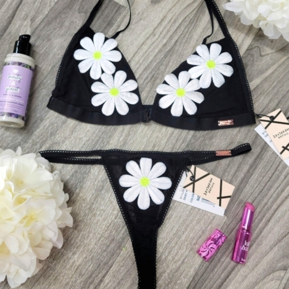 Daydream national Daisy bra and panty set - Picture 1 of 13